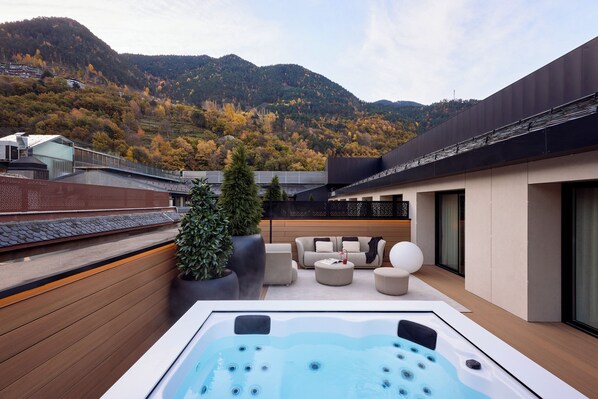 Minibar, caja de seguridad en la habitación y escritorio 