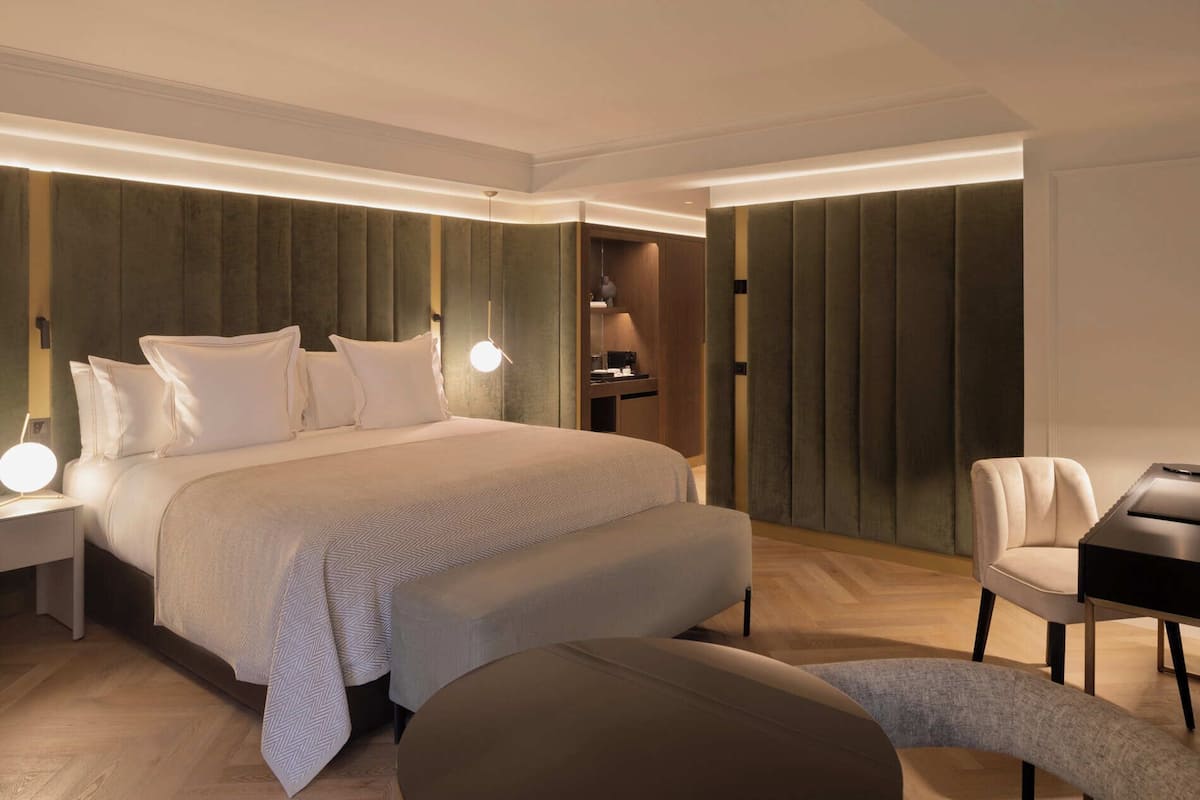 Junior suite | 1 slaapkamer, een minibar, een kluis op de kamer, een bureau
