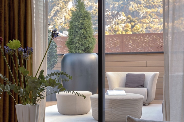 Een minibar, een kluis op de kamer, een bureau, een laptopwerkplek