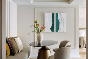 Minibar, caja de seguridad en la habitación y escritorio 