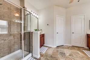 Suihku, poreamme, hiustenkuivaaja, pyyhkeet