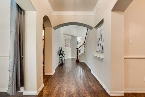 New, beautiful 5 BR, 10 beds, near AT&T Stad,Joe Pool, Sixflag, and pet friendly