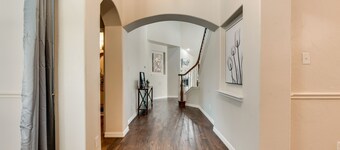 New, beautiful 5 BR, 10 beds, near AT&T Stad,Joe Pool, Sixflag, and pet friendly