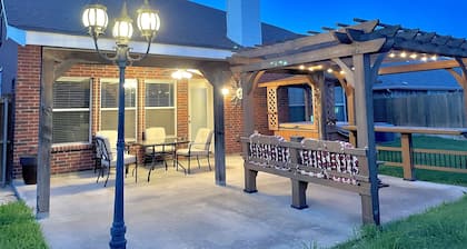 New, beautiful 5 BR, 10 beds, near AT&T Stad,Joe Pool, Sixflag, and pet friendly