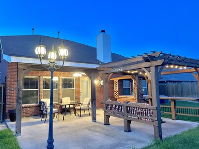 New, beautiful 5 BR, 10 beds, near AT&T Stad,Joe Pool, Sixflag, and pet friendly