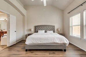 5 habitaciones, tabla de planchar con plancha, wifi y ropa de cama 