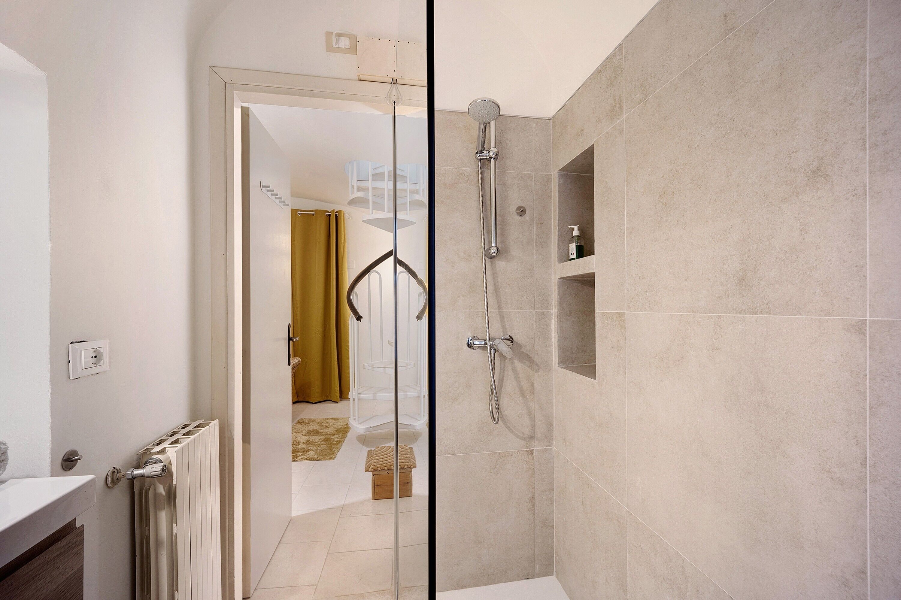 Een douche, handdoeken