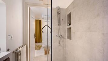 Een douche, handdoeken