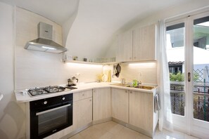 Fridge, microwave, oven, stovetop - Holiday Apartment "Dolceacqua" with Wi-Fi (Dolceacqua)