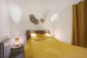 A room with a bed, a bedside lamp, and a radiator. - Holiday Apartment "Dolceacqua" with Wi-Fi (Dolceacqua)