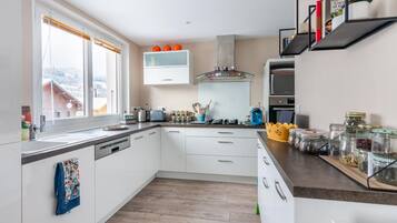 Geladeira, micro-ondas, fogão, cooktop