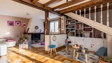 Una televisión, un reproductor de DVD