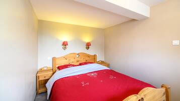 1 slaapkamer, een strijkplank/strijkijzer, gratis wifi, beddengoed