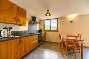 Een koelkast, een magnetron, een oven, een kookplaat