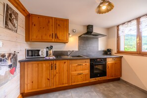 Frigorífico, microondas, horno y placa de cocina