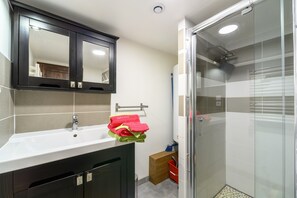 Dusche, kostenlose Toilettenartikel, Haartrockner, Handtücher