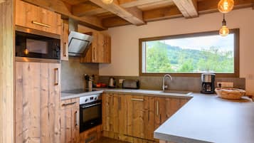 Jääkaappi, mikroaaltouuni, uuni, liesi