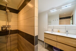 Regadera, secadora de cabello, toallas 