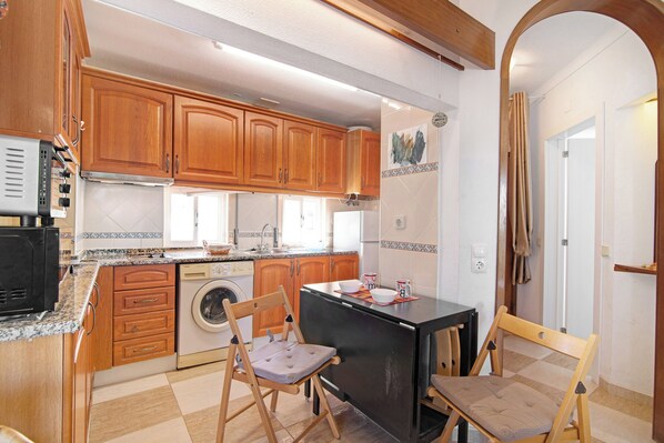 Frigorífico, microondas, horno y placa de cocina