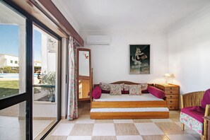 2 dormitorios, tabla de planchar con plancha, ropa de cama