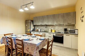 Fridge, microwave, oven, stovetop - Holiday Apartment "Cascina Raperonzolo" with Private Terrace, A/C & Wi-Fi (Lonato del Garda)