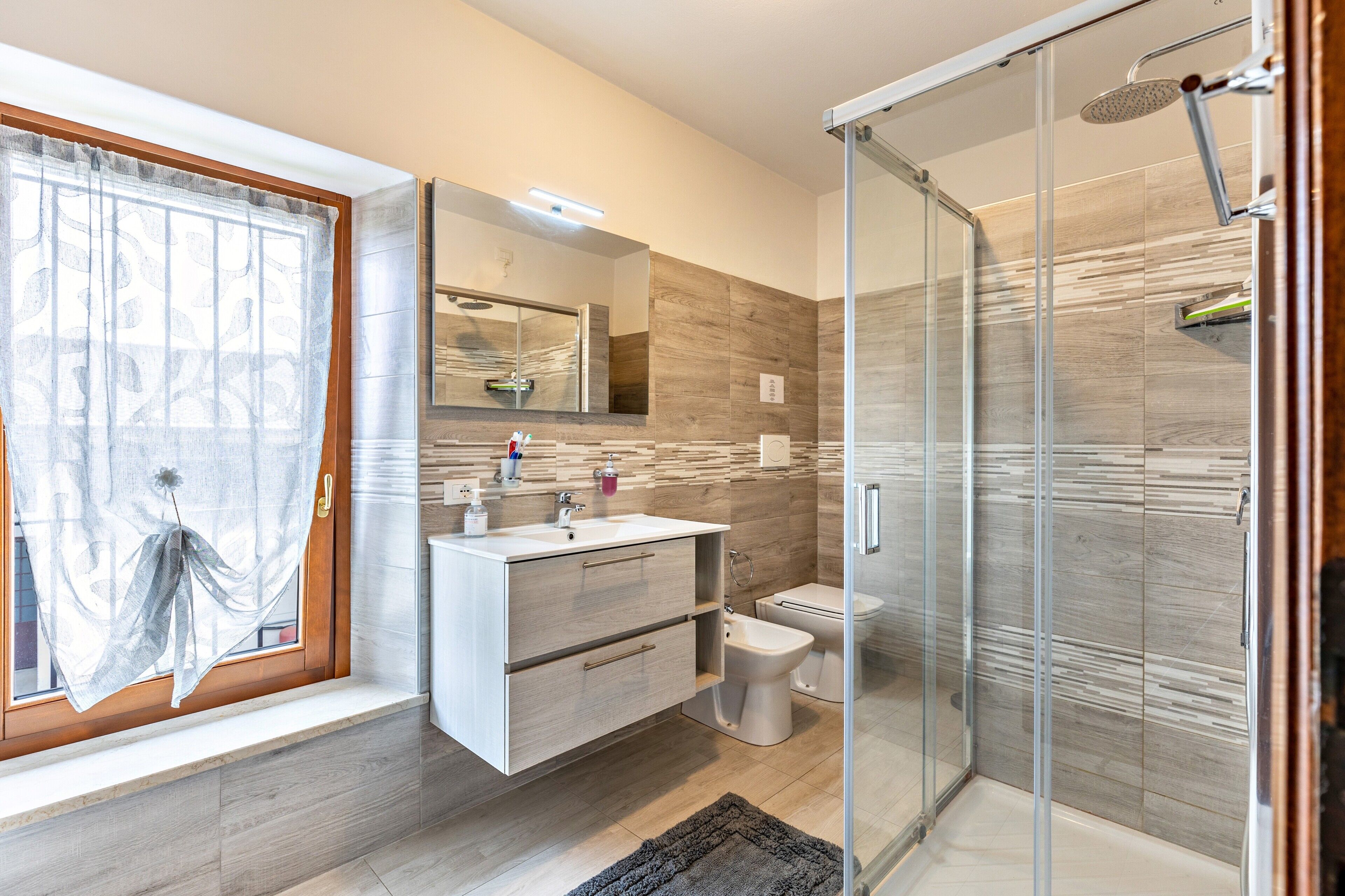 Dusche, kostenlose Toilettenartikel, Haartrockner, Handtücher