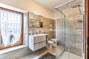 Een douche, gratis toiletartikelen, een haardroger, handdoeken