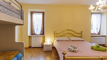 2 bedrooms, iron/ironing board, free WiFi, bed sheets