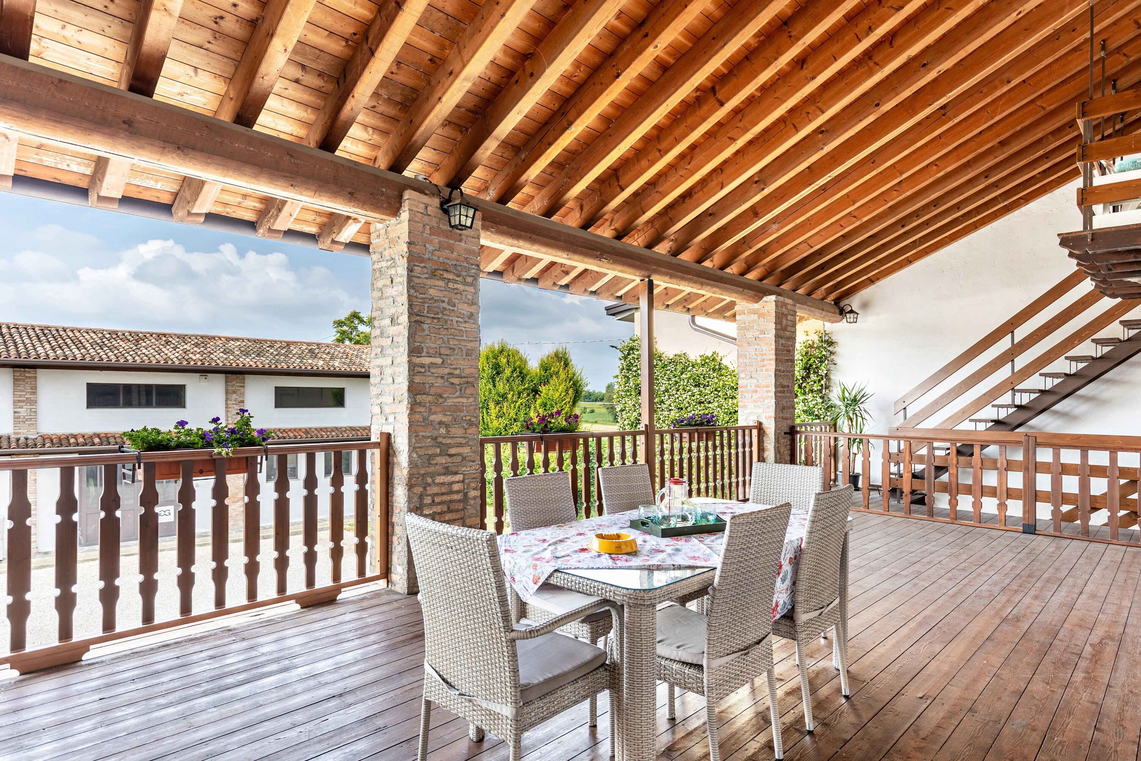 屋外ダイニングエリア