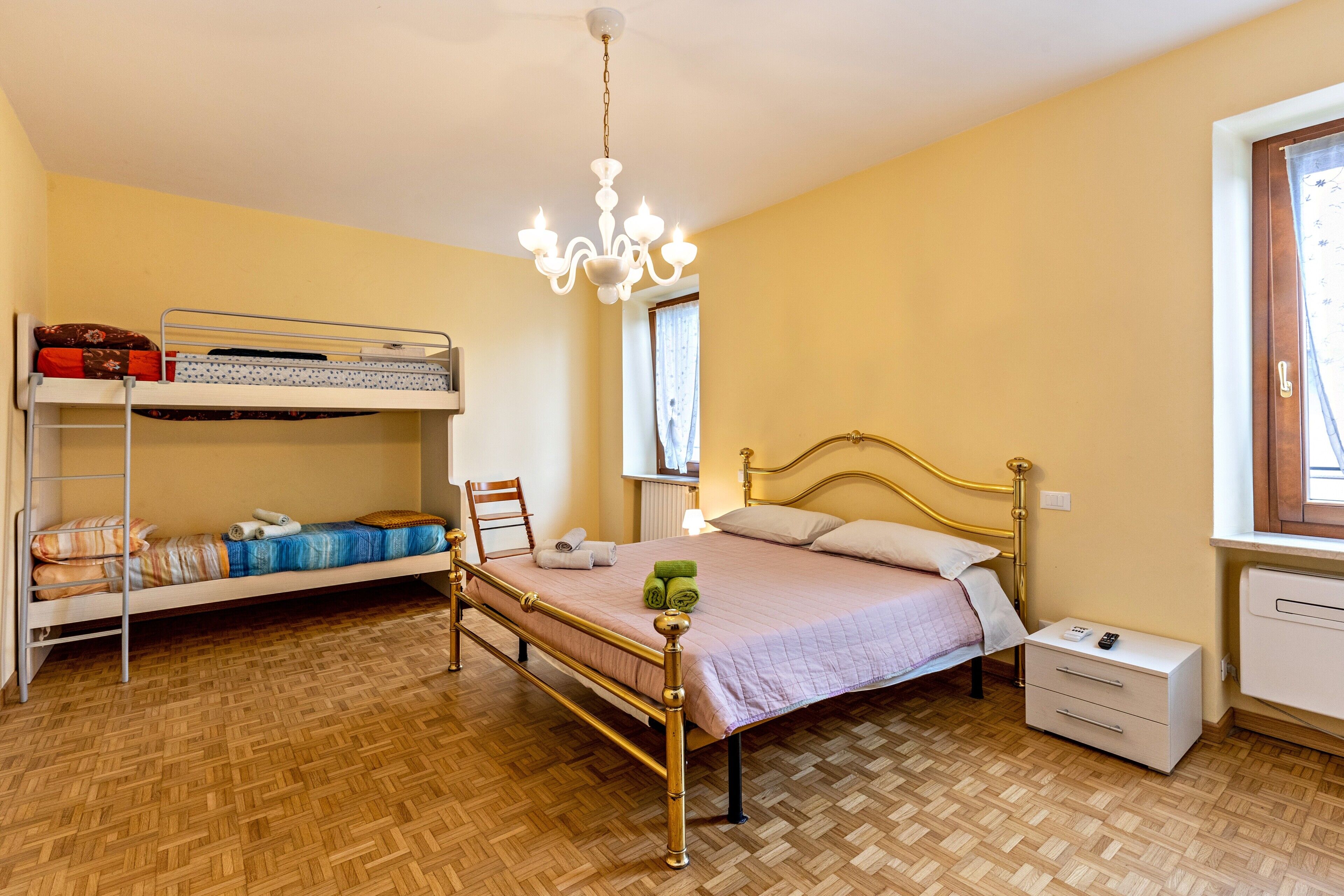 2 slaapkamers, een strijkplank/strijkijzer, gratis wifi, beddengoed