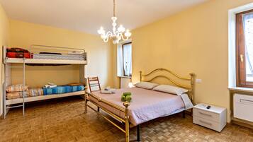 2 slaapkamers, een strijkplank/strijkijzer, gratis wifi, beddengoed