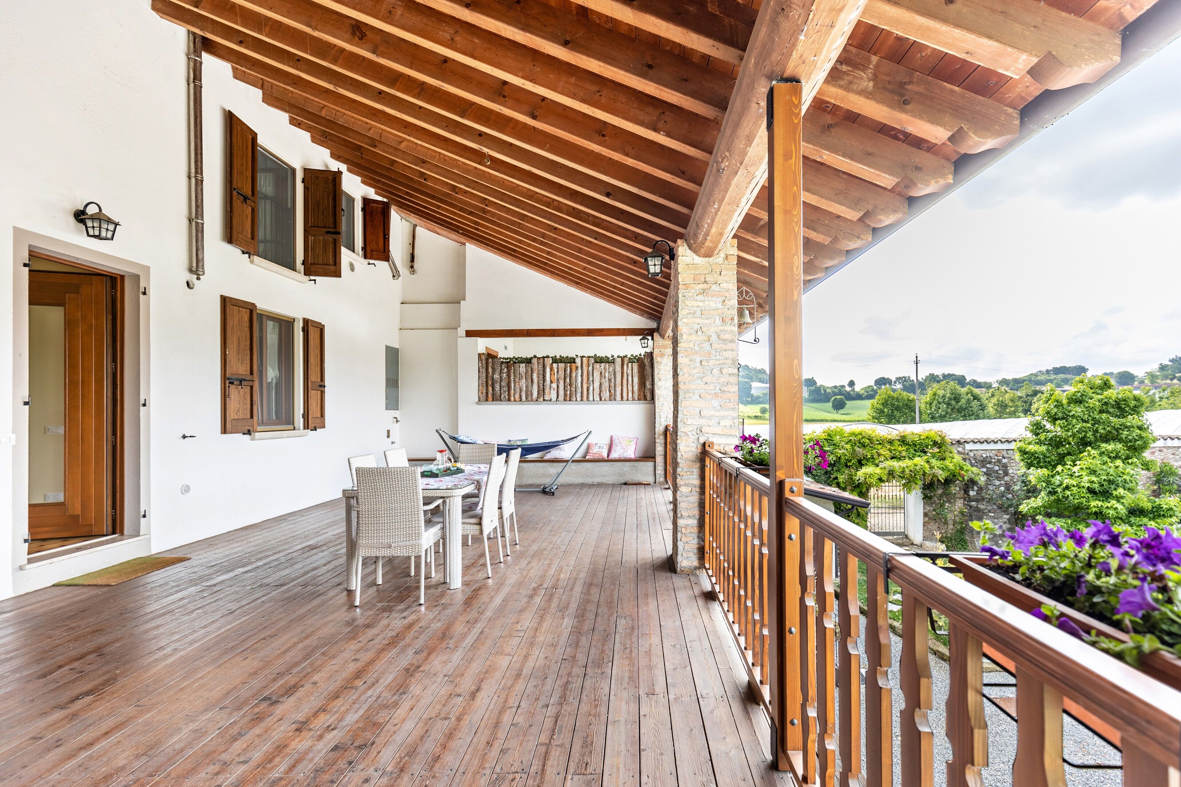 屋外ダイニングエリア