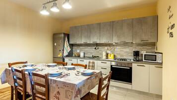 Frigorifero, microonde, forno, piano cottura