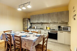Fridge, microwave, oven, stovetop - Holiday Apartment "Cascina Raperonzolo" with Private Terrace, A/C & Wi-Fi (Lonato del Garda)