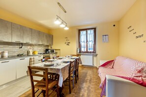 Fridge, microwave, oven, stovetop - Holiday Apartment "Cascina Raperonzolo" with Private Terrace, A/C & Wi-Fi (Lonato del Garda)