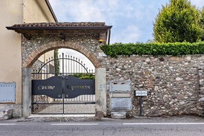 Exterior detail - Holiday Apartment "Cascina Raperonzolo" with Private Terrace, A/C & Wi-Fi (Lonato del Garda)