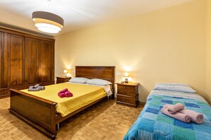 2 chambres, fer et planche à repasser, Wi-Fi gratuit, draps fournis