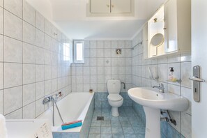 Baignoire, sèche-cheveux, serviettes fournies