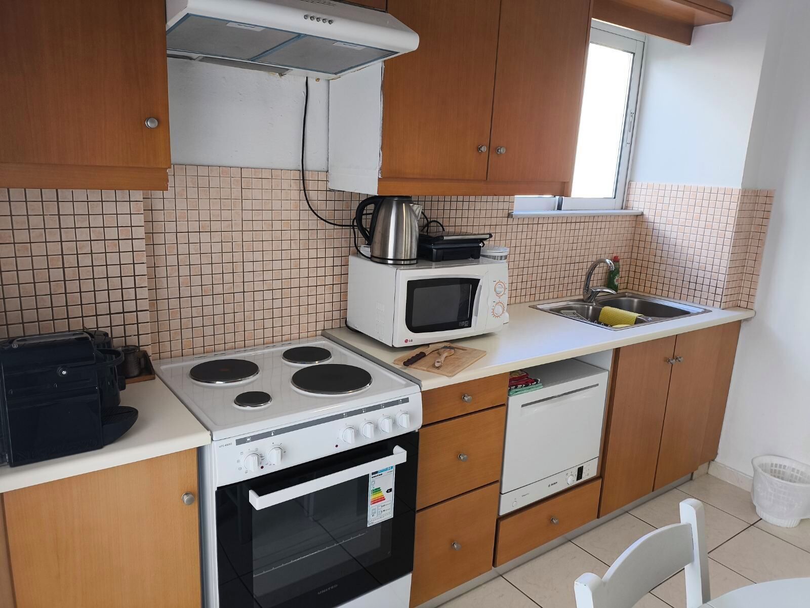 Kjøleskap, mikrobølgeovn, ovn og kokeplater