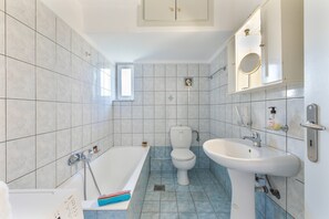 Badewanne, Haartrockner, Handtücher