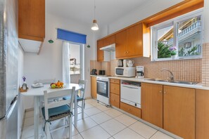 Fridge, microwave, oven, stovetop - Eftichia Nea Chora Apartment with Mountain View, Shared Garden, and Wi-Fi (Chania)