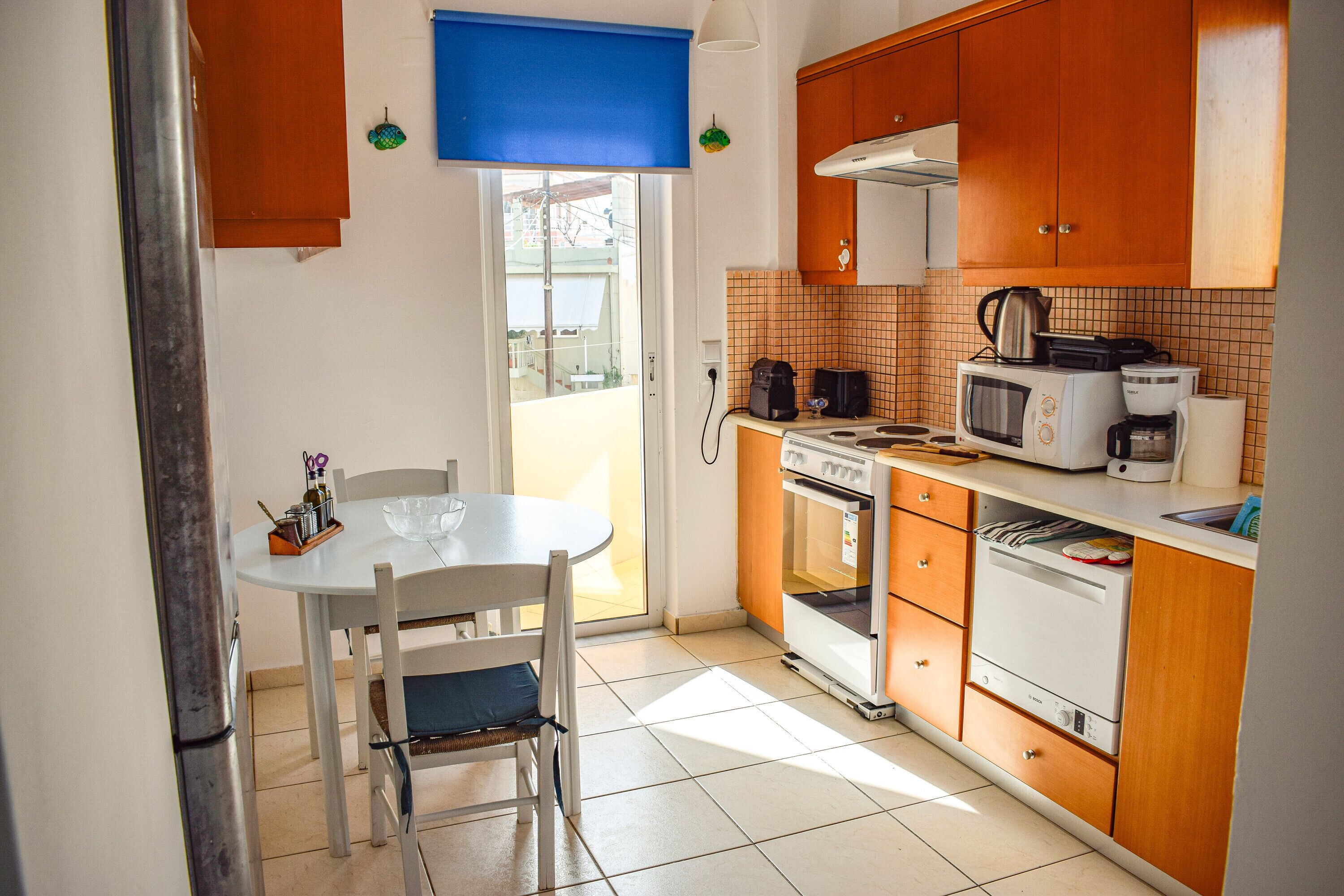 Køleskab, mikrobølgeovn, ovn, kogeplade