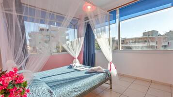 3 bedrooms, iron/ironing board, free WiFi, bed sheets