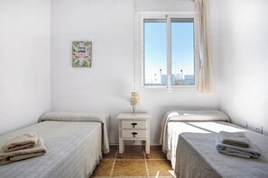 2 عدّة غرف نوم وواي فاي مجانًا وملاءات أسرّة