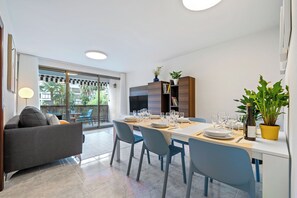 Interior - New Apartment "La Terrassa" with Sea Views, Large Terrace and Wi-Fi (Cambrils)