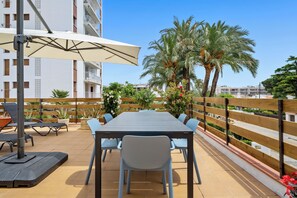 Outdoor dining - New Apartment "La Terrassa" with Sea Views, Large Terrace and Wi-Fi (Cambrils)