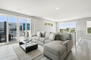 Smart TV - Modern Condo near Disney and Resort & Waterpark Access -B48 -221 (Kissimmee)