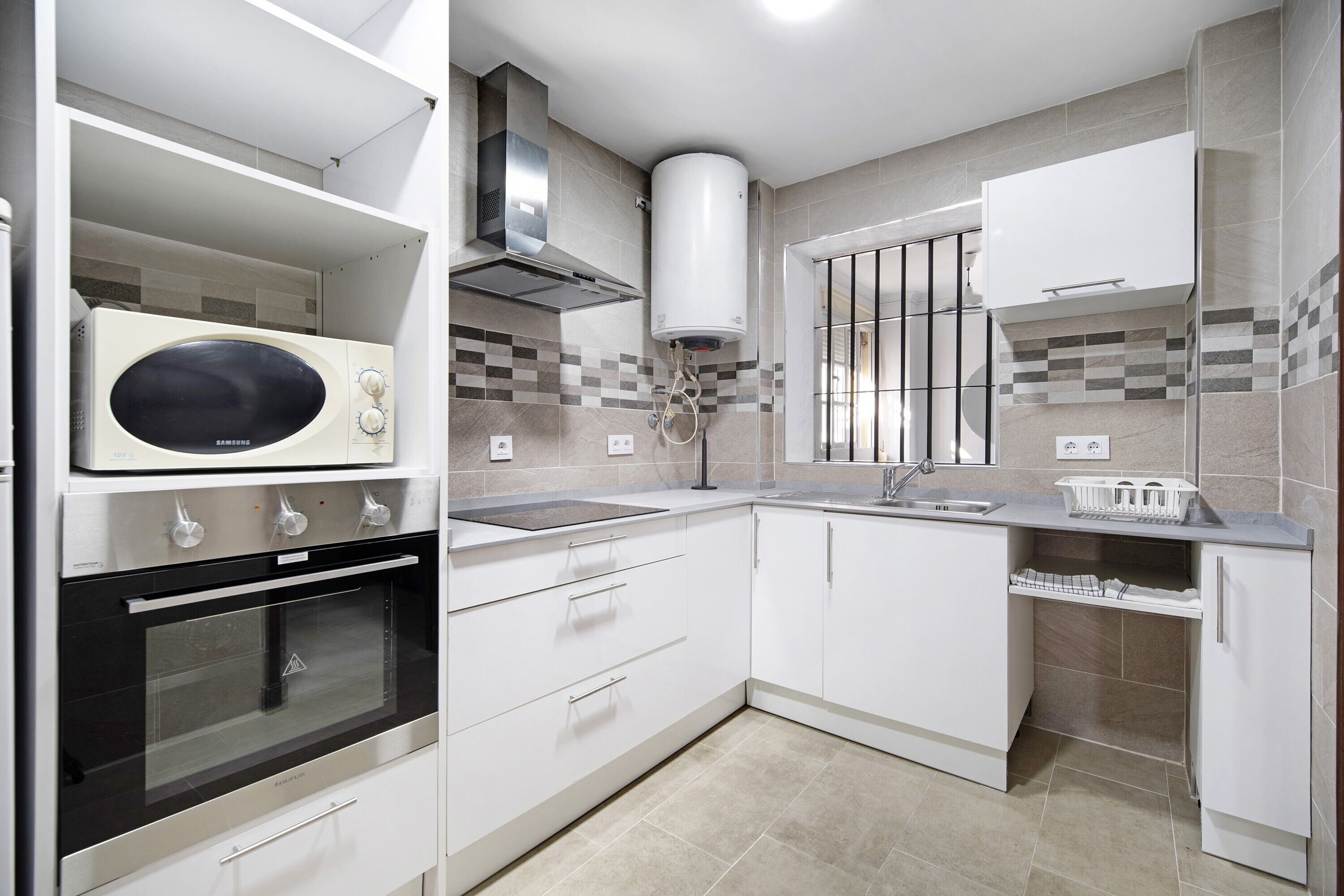 Kühlschrank, Mikrowelle, Ofen, Herdplatte