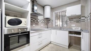 Frigorífico, microondas, horno y placa de cocina