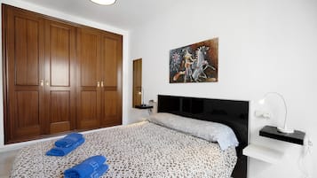 3 makuuhuonetta, silitysrauta/-lauta, vuodevaatteet